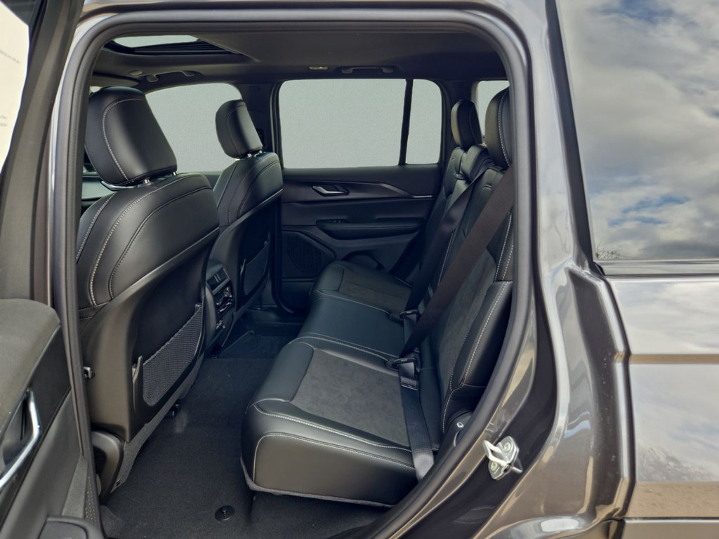 New 2025 Jeep Grand Cherokee Altitude RWD image 24