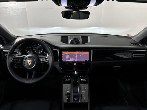 Certified 2025 Porsche Macan image 17