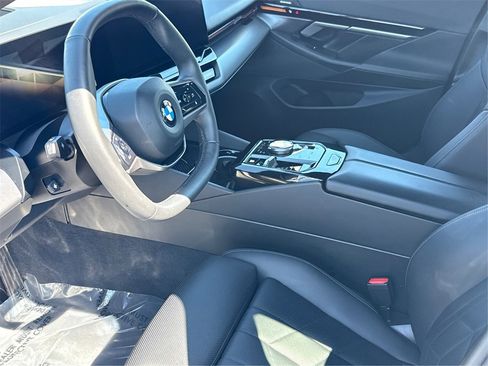 Used 2025 BMW 530i xDrive w/ Premium Package image 9