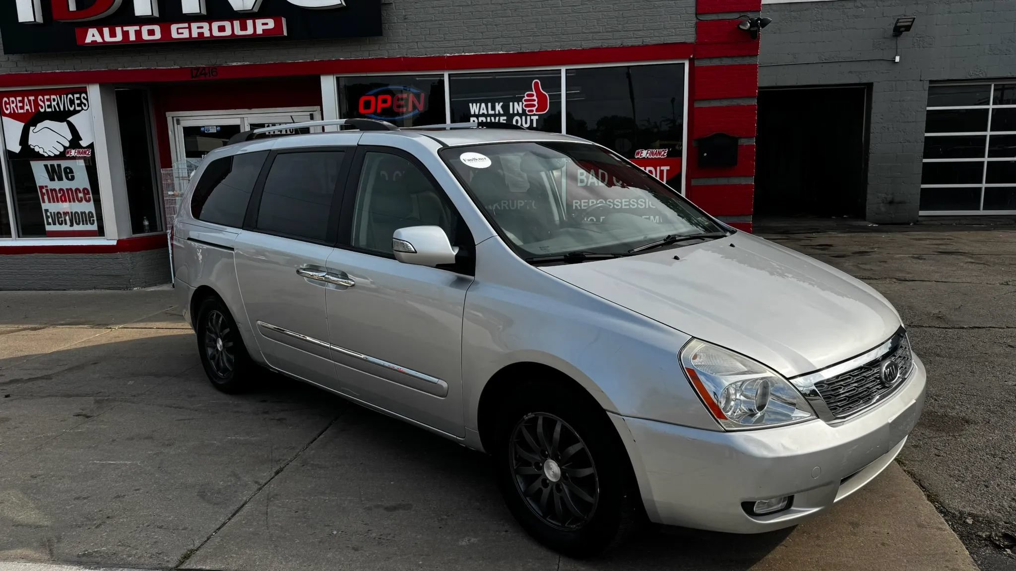 Used 2012 Kia Sedona EX w/ Luxury Pkg FWD image 2