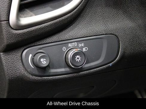 Used 2019 Chevrolet Trax LT w/ LT Convenience Package image 21