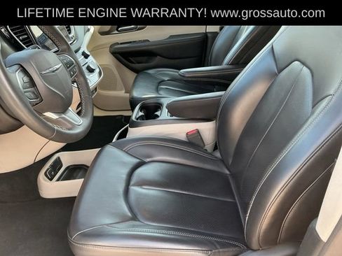 Used 2023 Chrysler Pacifica Touring-L FWD image 10