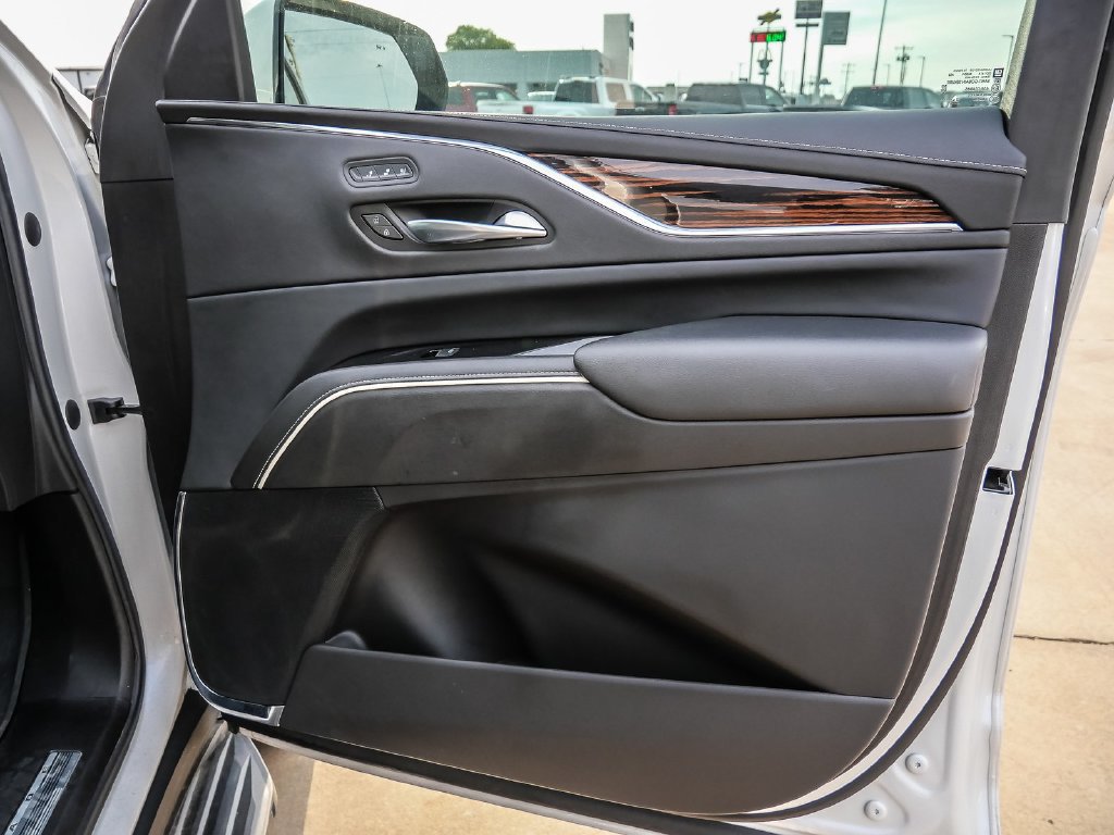 Used 2023 Cadillac Escalade Premium Luxury AWD/4WD image 17