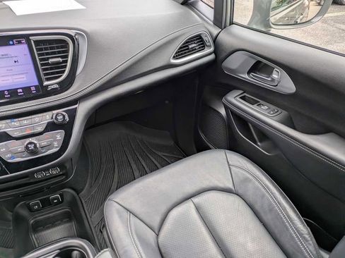 Used 2021 Chrysler Pacifica Touring-L w/ Premium & Safety Sphere Group image 18