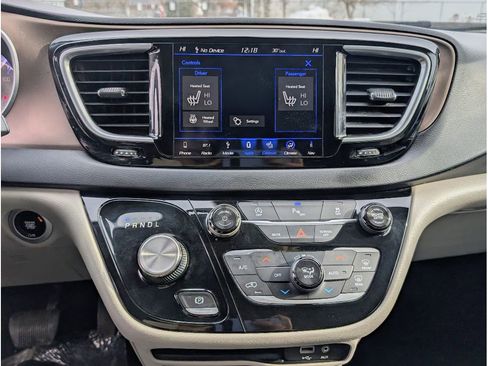 Used 2018 Chrysler Pacifica Touring-L Plus FWD image 26