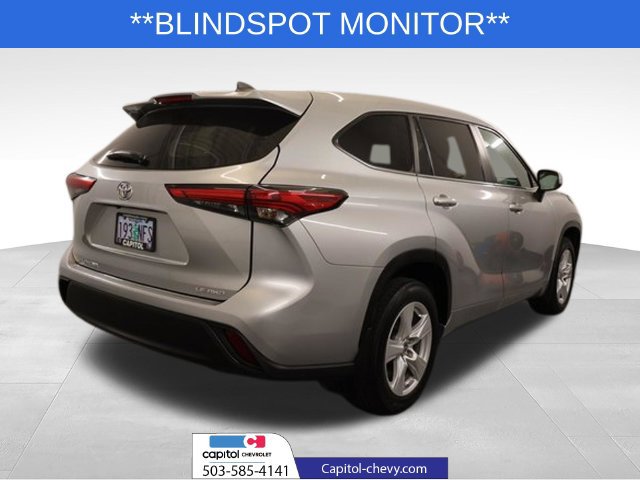 Used 2023 Toyota Highlander LE AWD/4WD image 3