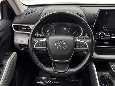 Used 2022 Toyota Highlander XLE AWD/4WD image 26