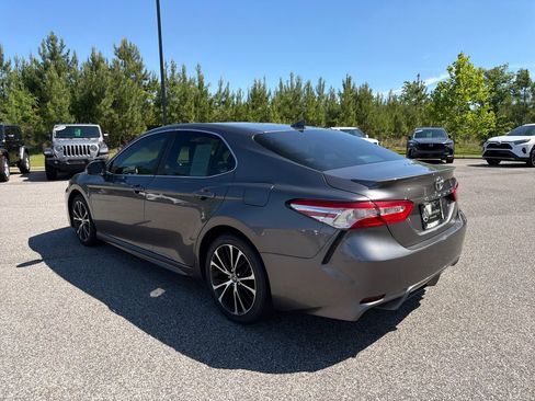Used 2020 Toyota Camry SE FWD image 9