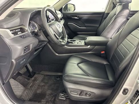 Used 2024 Toyota Highlander XLE AWD/4WD image 15