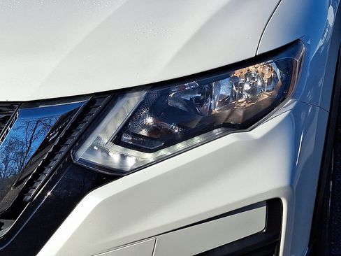 Used 2018 Nissan Rogue SV image 15