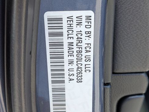 Certified 2020 Jeep Grand Cherokee Limited AWD/4WD image 32