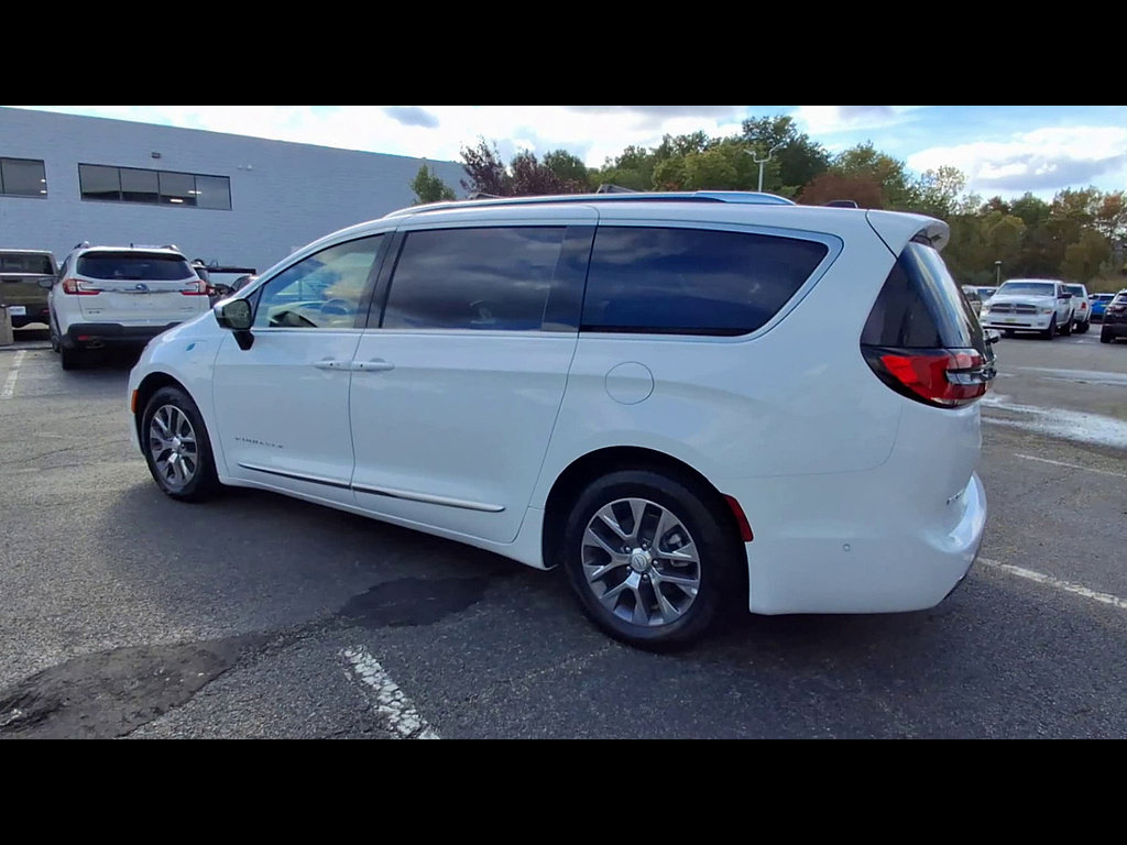 Used 2025 Chrysler Pacifica Pinnacle FWD image 6