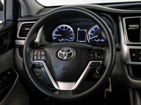 Used 2019 Toyota Highlander LE image 14