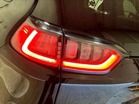 Used 2022 Jeep Cherokee Limited image 23