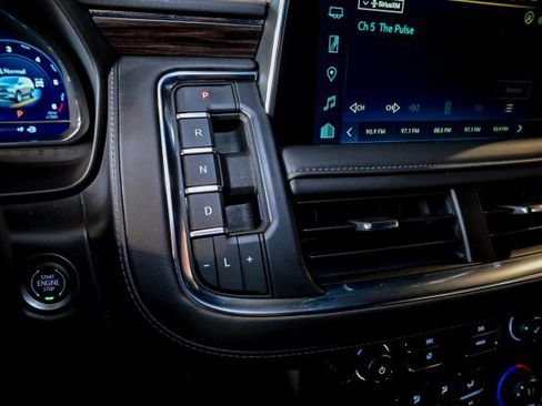 Used 2024 Chevrolet Suburban LT w/ Luxury Package image 36