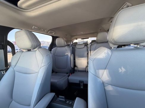 Used 2025 Toyota Sienna XLE image 35