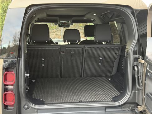 Certified 2025 Land Rover Defender 110 X-Dynamic SE image 15