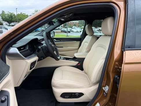 New 2026 Jeep Grand Cherokee L Limited w/ Luxury Tech Group II AWD/4WD image 13