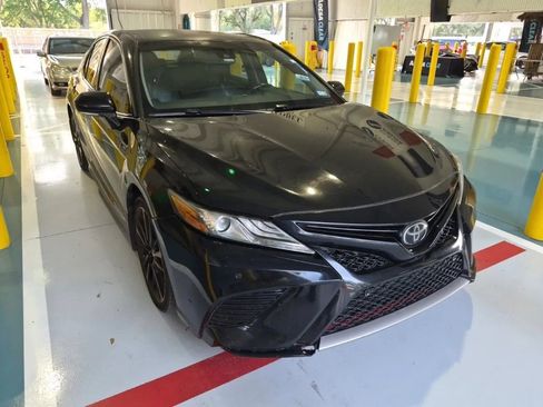 Used 2018 Toyota Camry XSE FWD image 3