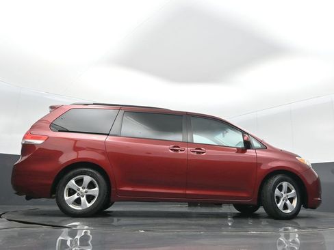 Used 2012 Toyota Sienna LE w/ Towing Pkg image 30