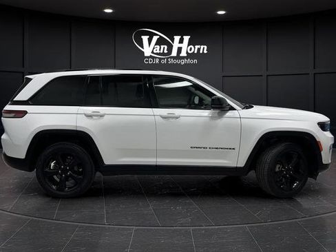 Used 2023 Jeep Grand Cherokee Limited w/ Luxury Tech Group II image 2