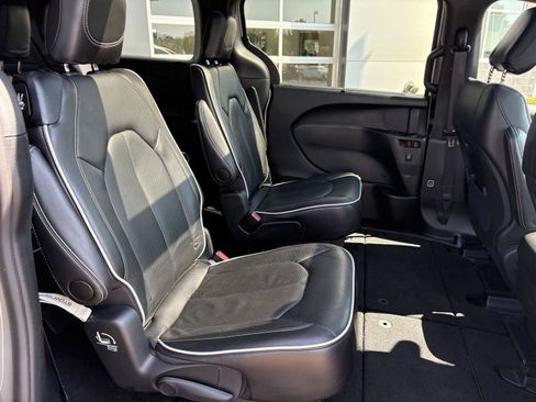 Used 2026 Chrysler Pacifica Limited w/ S Appearance Package FWD image 22
