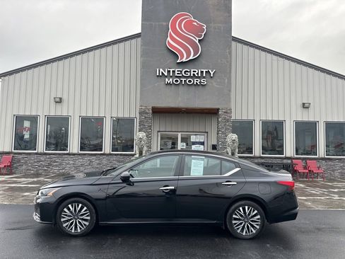 Used 2024 Nissan Altima 2.5 SV FWD image 1
