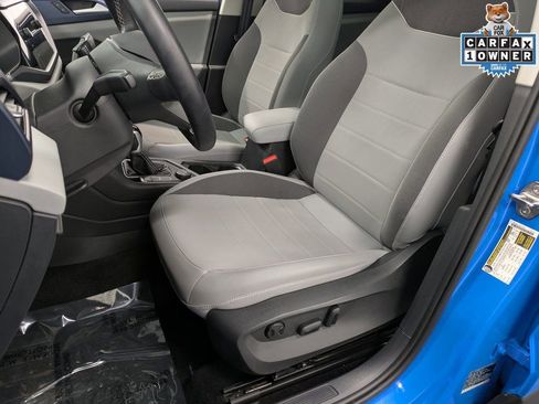 Used 2023 Volkswagen Taos SE w/ Panoramic Sunroof Package AWD/4WD image 12