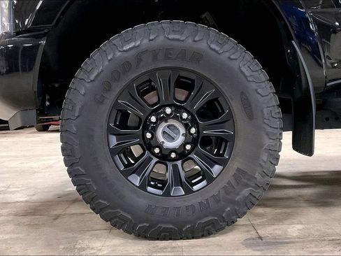 Certified 2022 Ford F250 Platinum w/ Tremor Off-Road Package AWD/4WD image 9