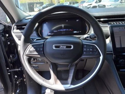 Used 2023 Jeep Grand Cherokee Limited w/ Black Appearance Package AWD/4WD image 19
