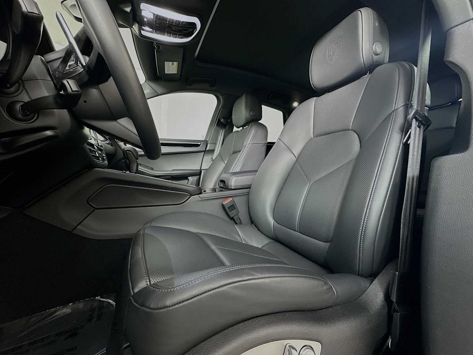 Certified 2025 Porsche Macan AWD/4WD image 5