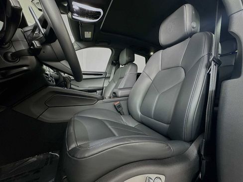 Certified 2025 Porsche Macan image 5