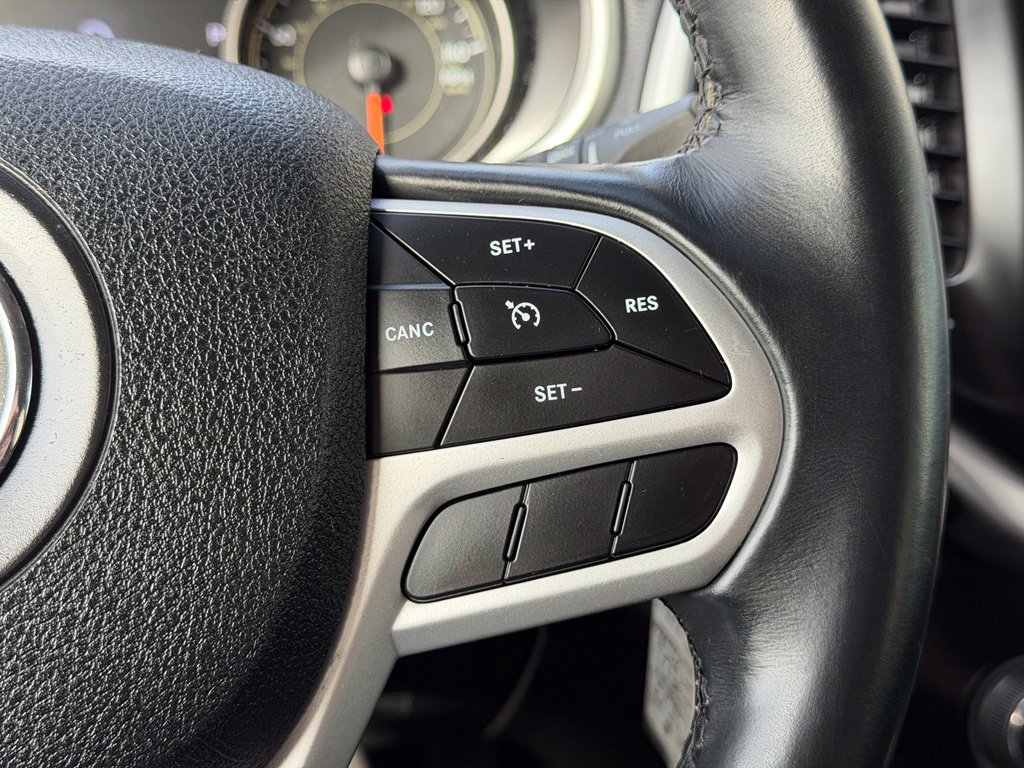 Used 2017 Jeep Cherokee Trailhawk AWD/4WD image 16