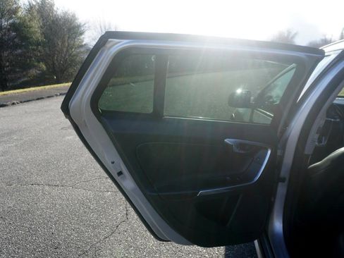 Used 2018 Volvo V60 T5 Cross Country w/ Convenience Package image 15