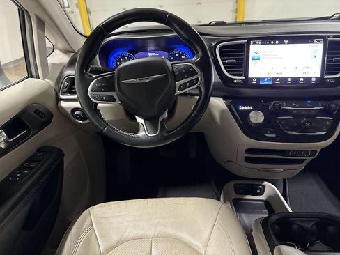 Used 2021 Chrysler Pacifica Touring-L FWD image 11