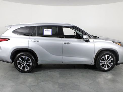 Used 2022 Toyota Highlander XLE image 14