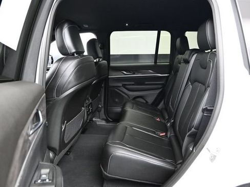 Used 2025 Jeep Grand Cherokee Limited w/ Black Appearance Package AWD/4WD image 22