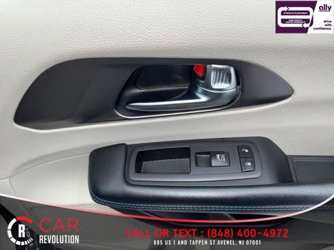 Used 2021 Chrysler Pacifica Touring-L image 41