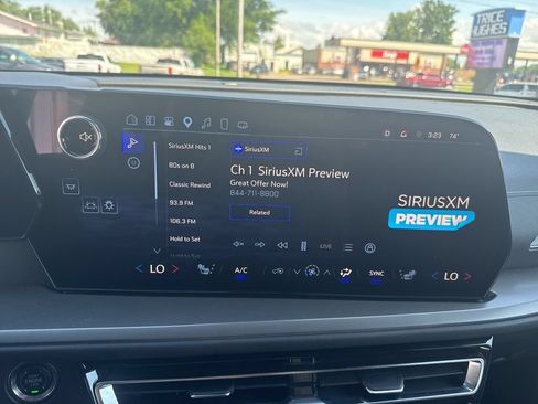 Used 2025 Chevrolet Traverse LT FWD image 29