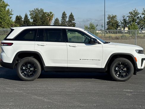 New 2026 Jeep Grand Cherokee Altitude AWD/4WD image 2