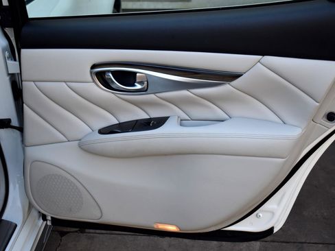 Used 2017 INFINITI Q70 L 3.7 w/ Deluxe Touring Package image 38