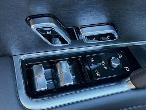 New 2025 Land Rover Range Rover Long Wheelbase SE image 25