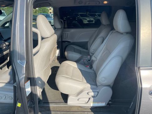 Used 2018 Toyota Sienna XLE FWD image 10