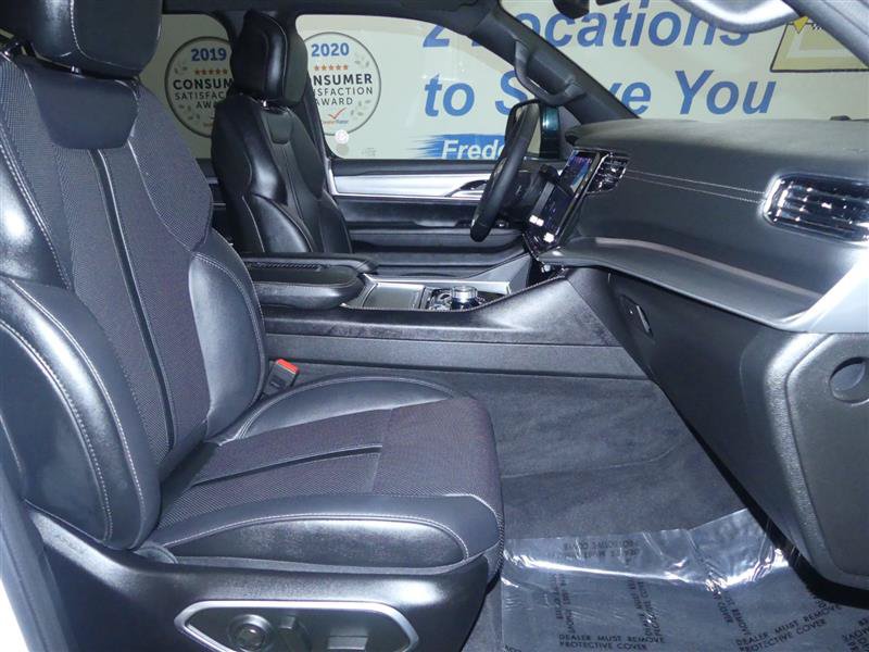 Used 2025 Jeep Wagoneer L Series II w/ 8-pass Seating Package AWD/4WD image 9