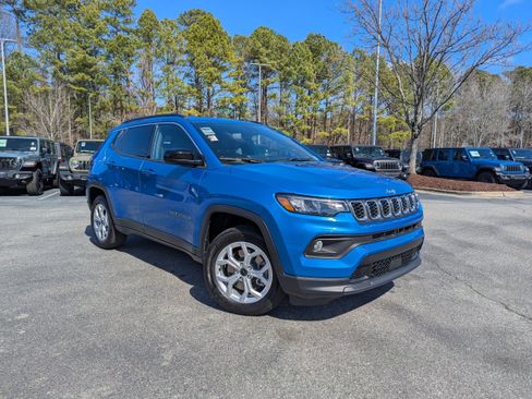 Used 2025 Jeep Compass Latitude image 3
