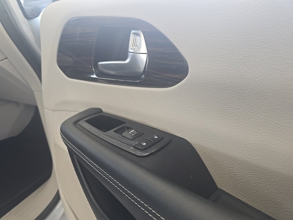 Used 2024 Chrysler Pacifica Limited FWD image 44