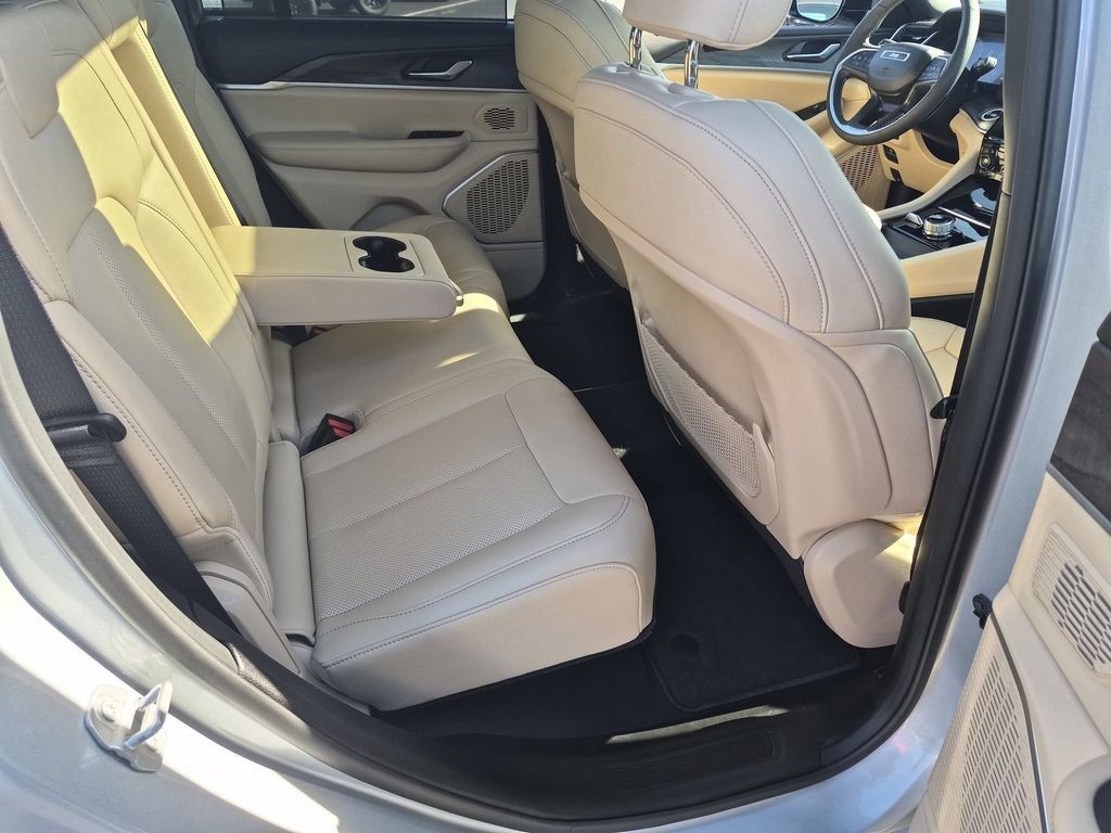 Certified 2025 Jeep Grand Cherokee Limited w/ Luxury Tech Group II AWD/4WD image 32