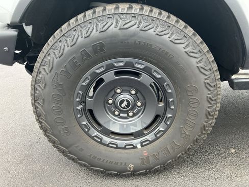 Used 2025 Ford Bronco Badlands image 11