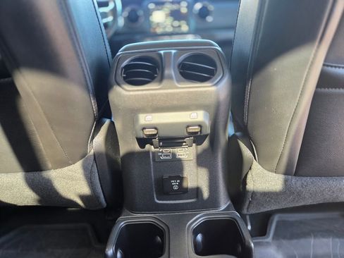 Used 2022 Jeep Gladiator Overland AWD/4WD image 14