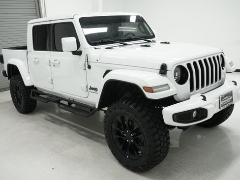 Used 2023 Jeep Gladiator Overland AWD/4WD image 3